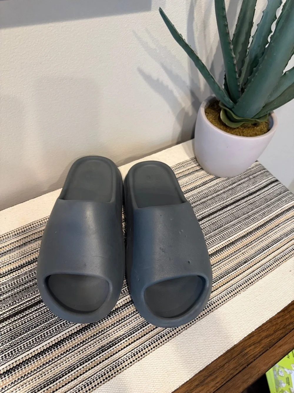 Yeezy Men's Slate Gray Foam Slide Shoes Size 9 FLAW